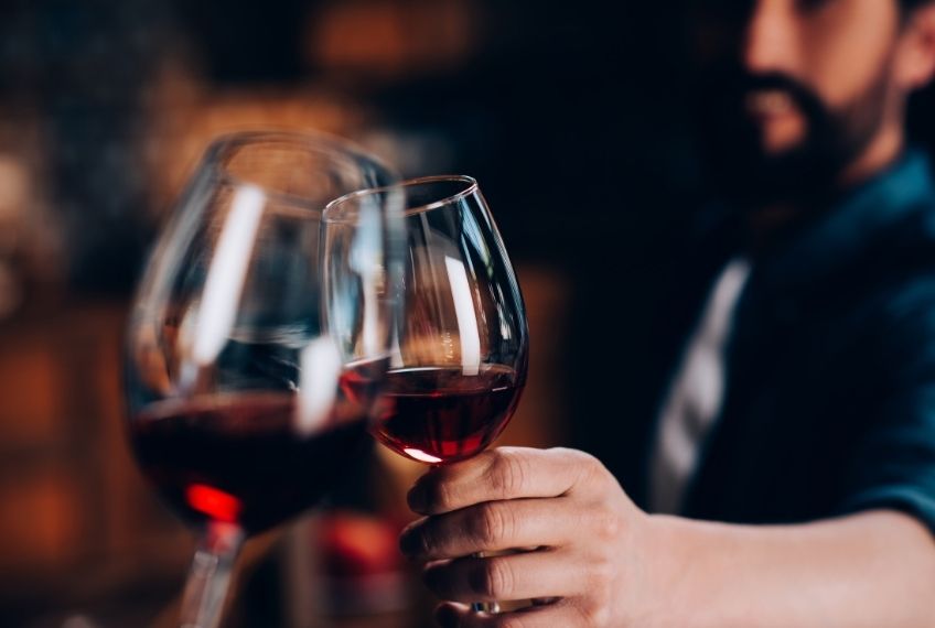 האם שתיית יין טובה לבריאות?